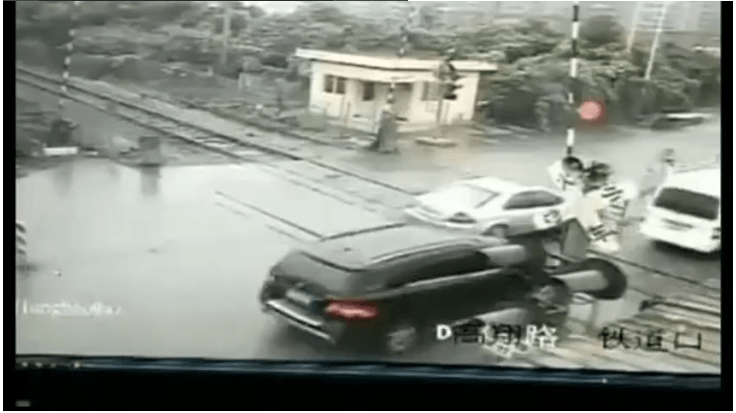 Clip: Cố vượt qua đường ray, 2 ô tô bị tàu hỏa đâm kinh hoàng